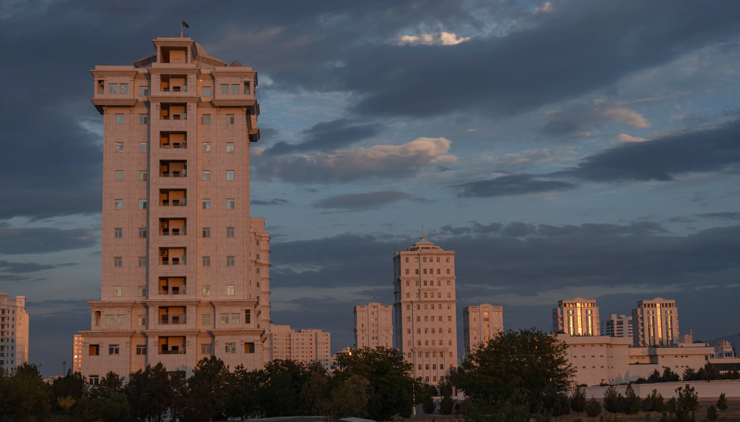 Белые здания. Облака. Закат