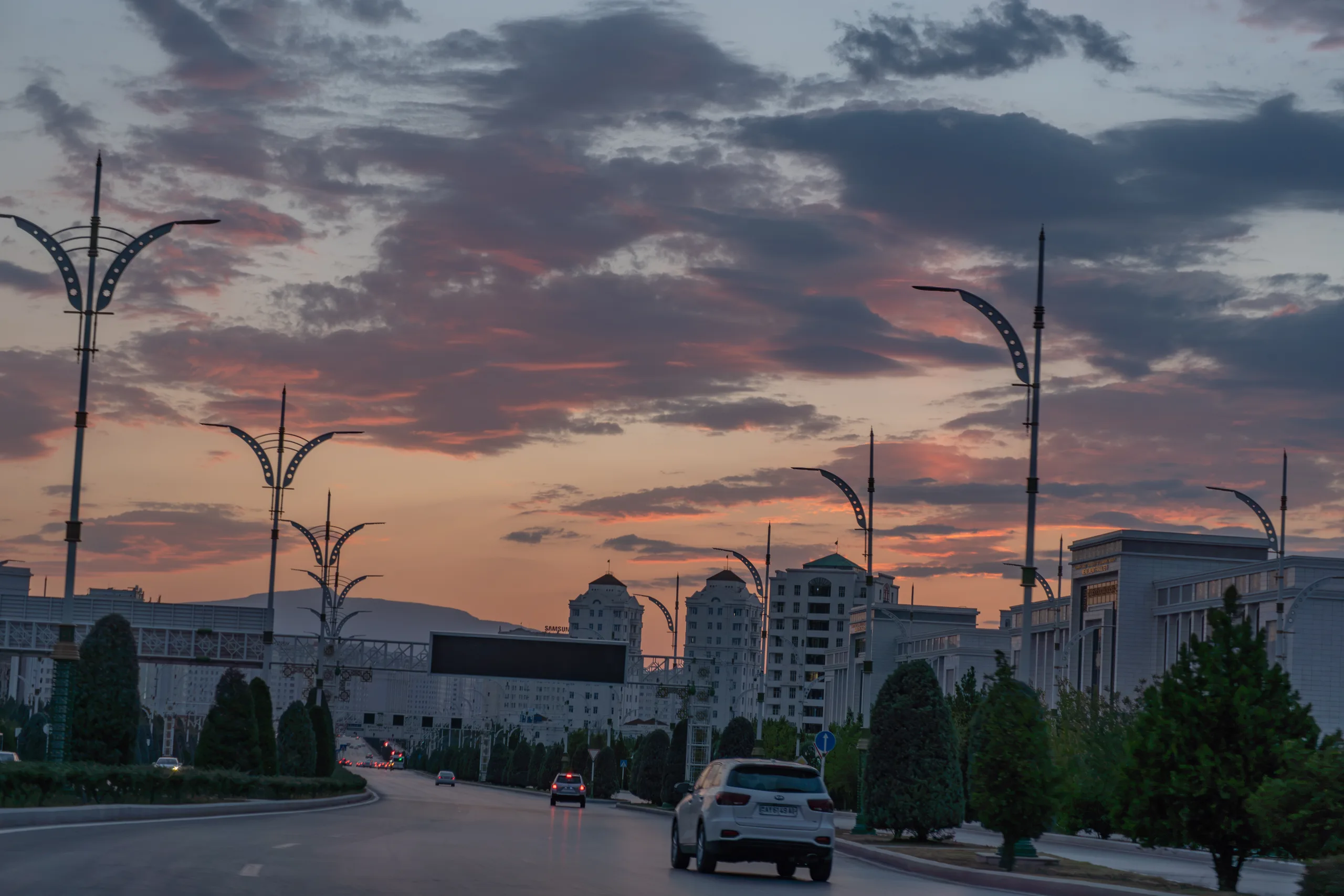 Улица. Красивые облака. Машины