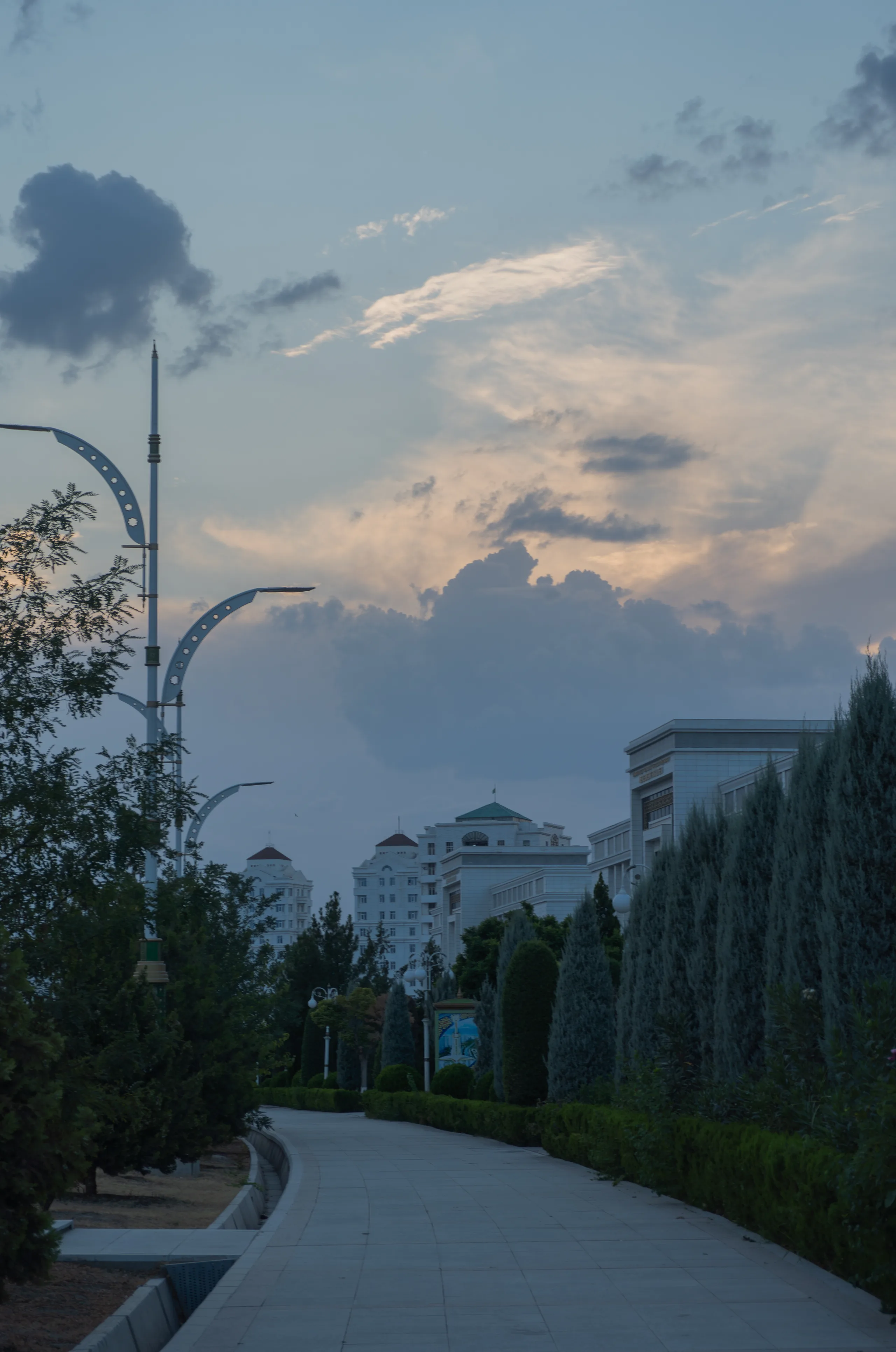 Дорога. Облака. Деревья