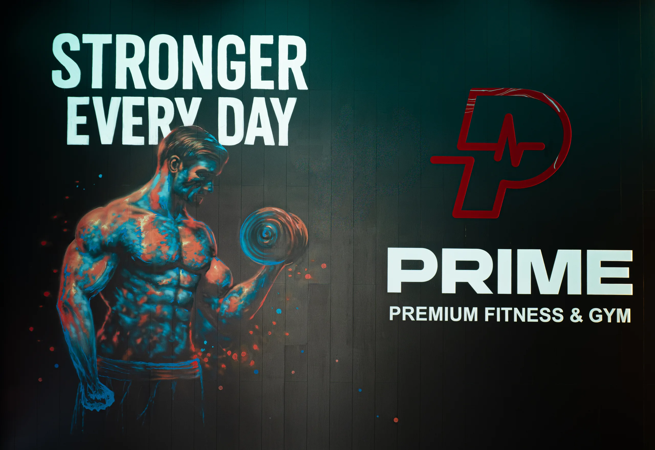 Рисунок атлета с гантелью, надпись «Stronger every day» и логотип PRIME на тёмной стене.
