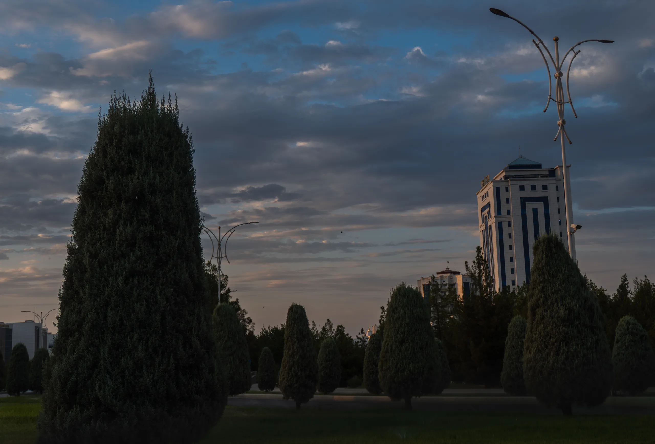Облака над зданиями